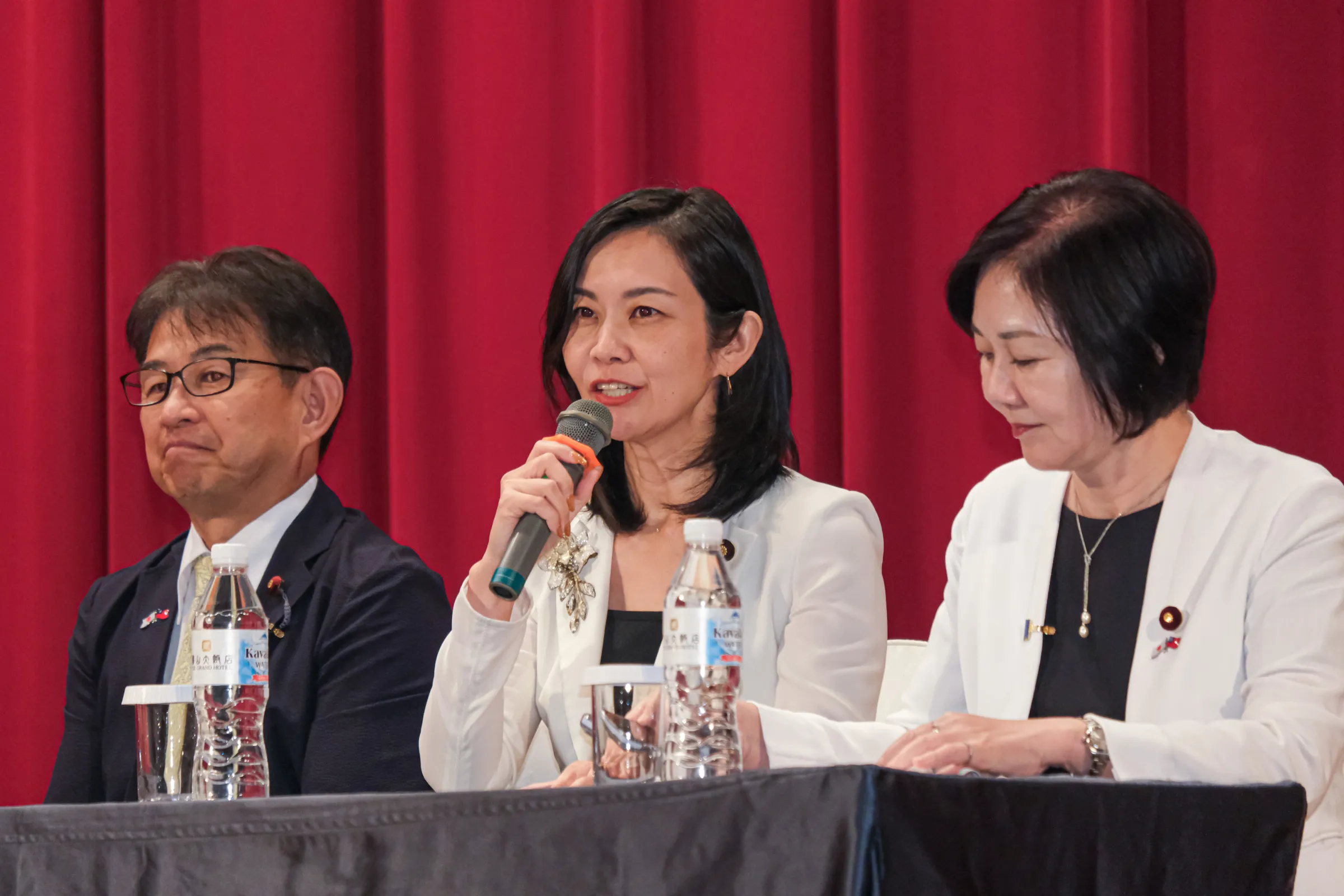 20260909-台日外交國防論壇9日於圓山大飯店舉行，左起為日本國會議員西田薰、梅村瑞穂、三木圭惠。（劉偉宏攝）