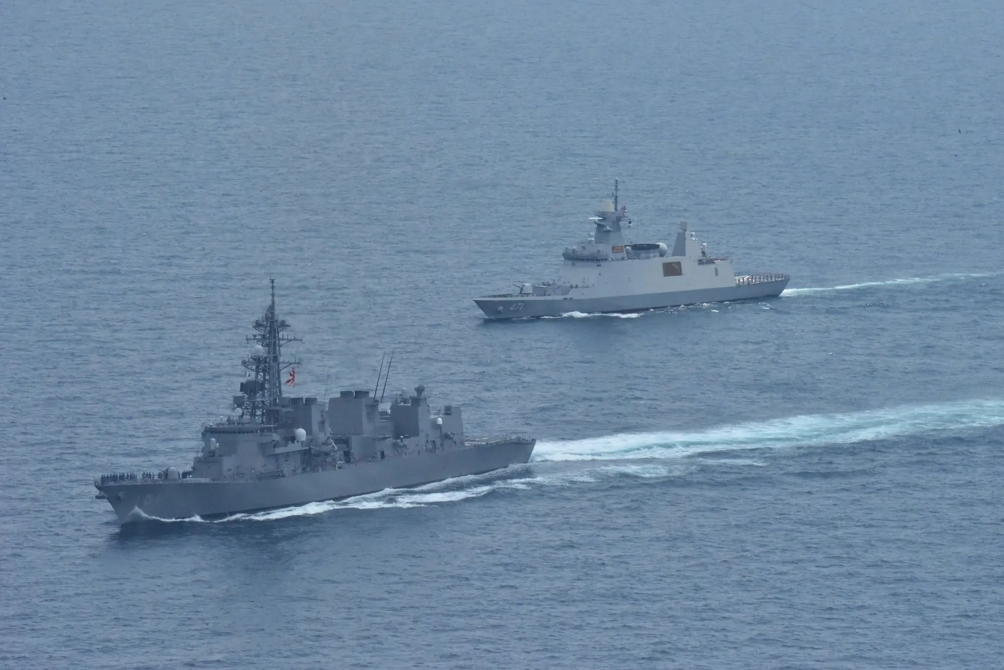 泰國海軍現役多功能巡防艦「蒲美蓬號」（HTMS Bhumibol Adulyadej，右後）與日本防衛艦進行聯合演習。（取自自衛隊粉專）
