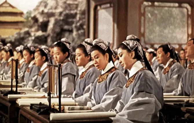 1963年邵氏黃梅調電影《梁山伯與祝英台》就是經典例子，樂蒂飾演的祝英台為了外出求學換上男裝，以男子身分結識梁山伯。（圖／取自微博）