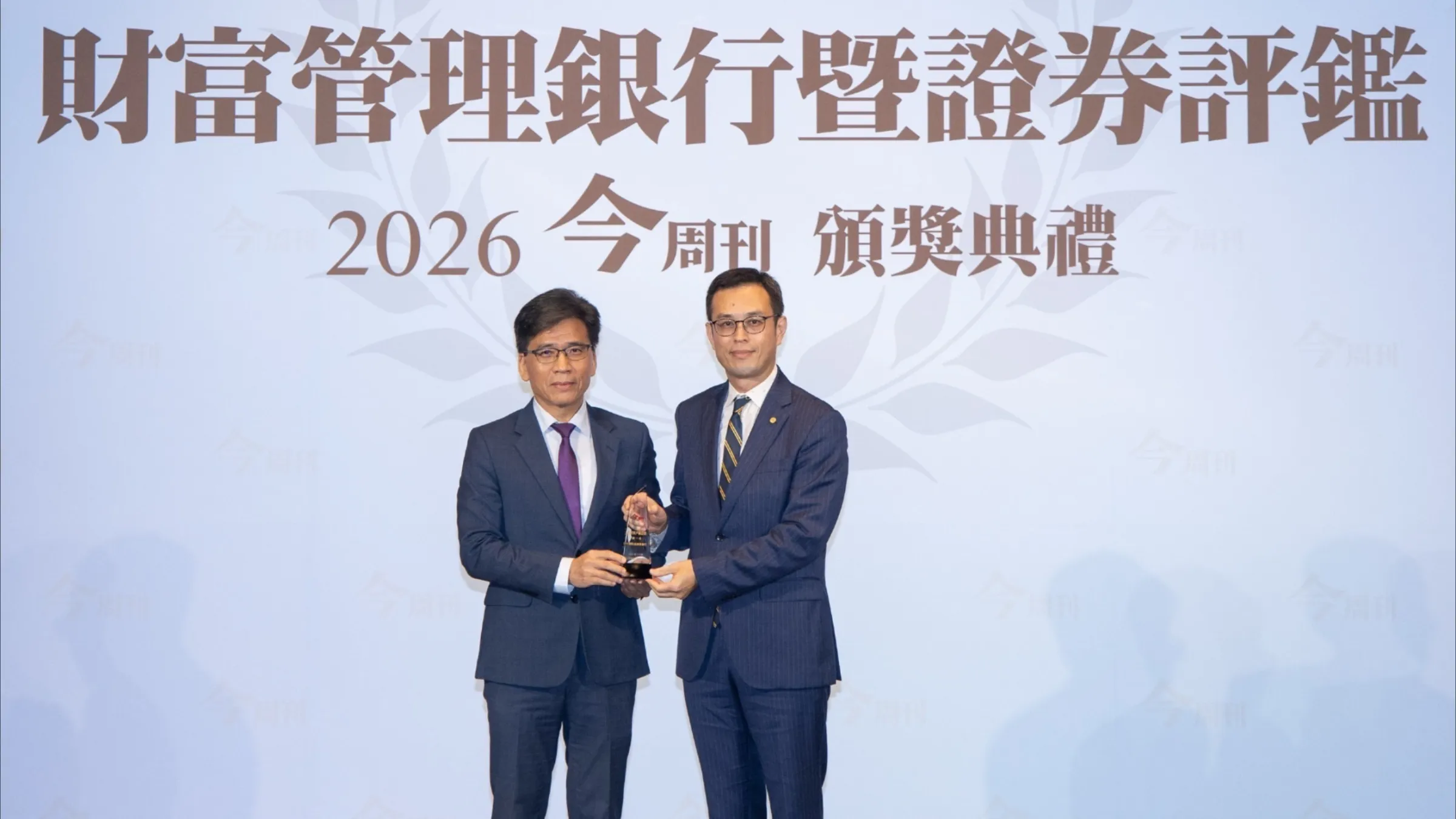 中信銀行拿下「最佳客戶滿意獎」第一名，由金管會主委彭金隆（左）頒發獎座予中信銀行財富管理產品處處長尹志龍副總經理（右）。／中信金控提供