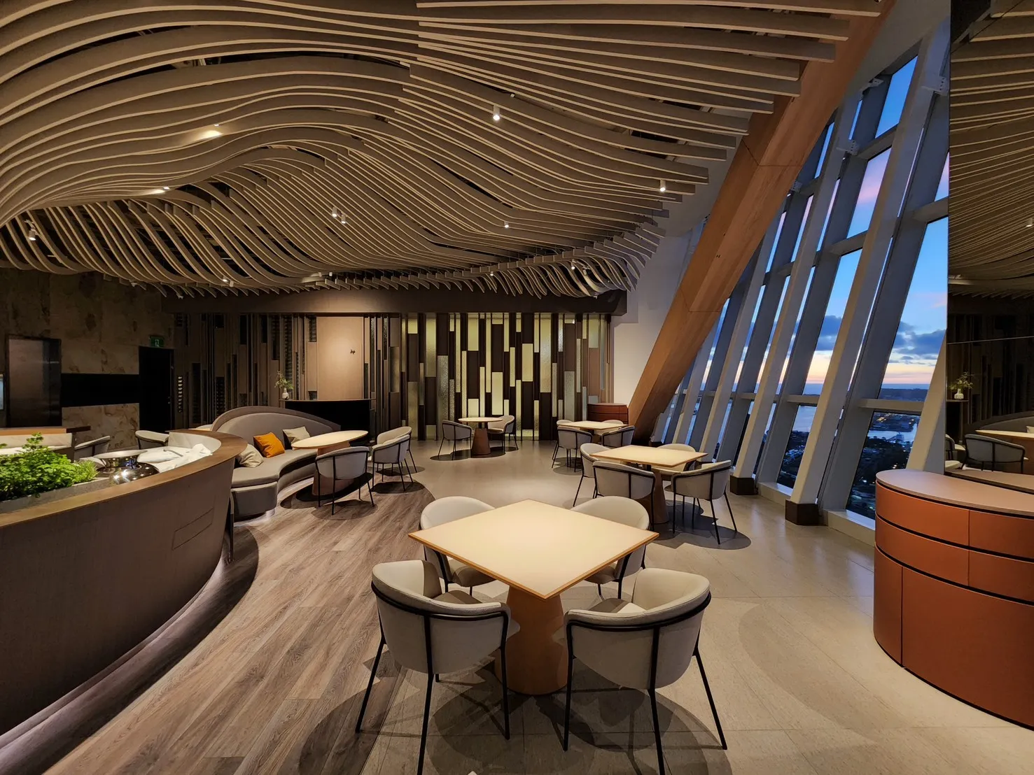 Papillon坐落承億酒店26樓，坐擁高雄城市天際線與港都夕陽，由主廚高紹涵融合當代法式料理技法與台灣食材，打造兼具精緻度與在地文化的餐桌風景。（圖/高雄承億酒店提供）