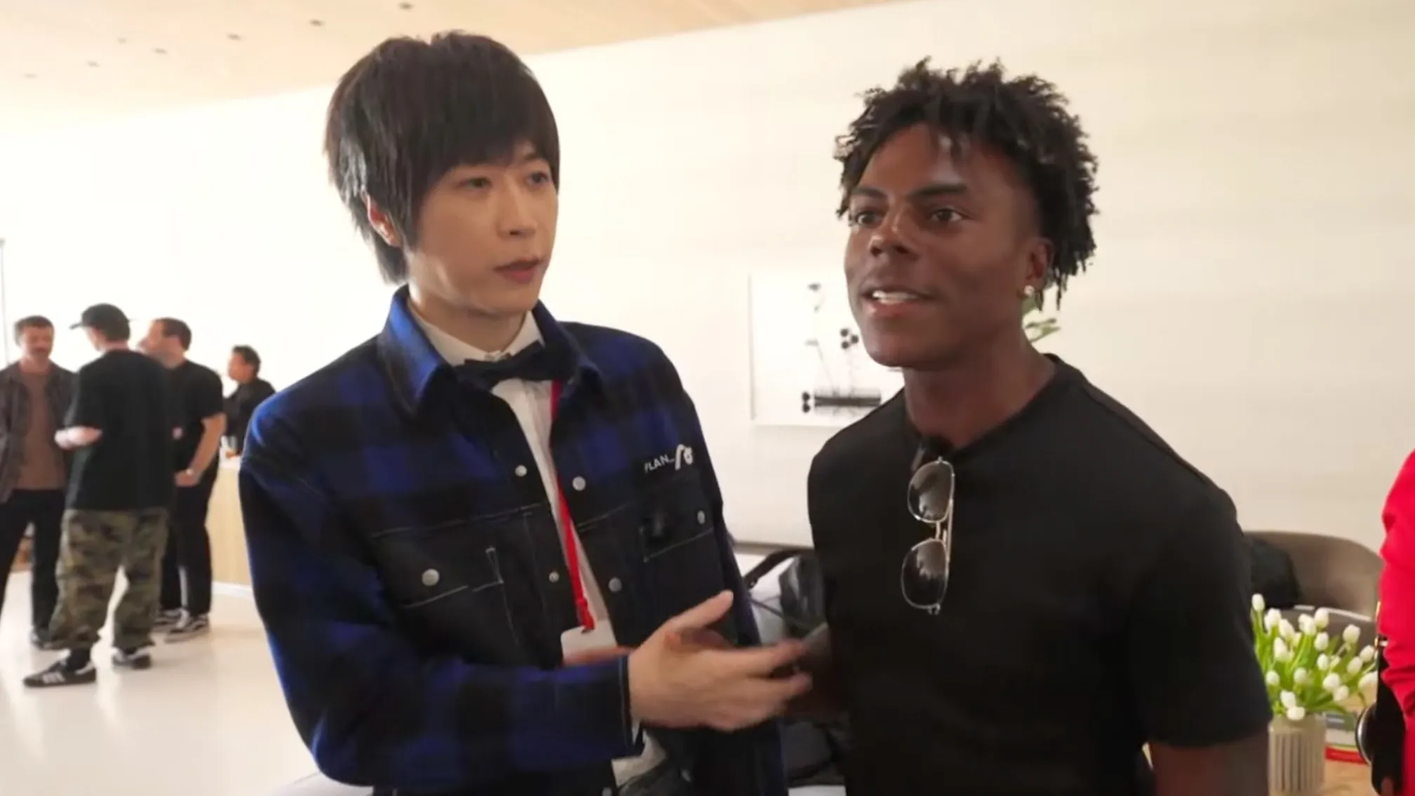 五月天阿信（左）現身Apple發表會，意外與「甲亢哥」IShowSpeed（右）同框，兩人從最喜歡的新iPhone聊起，阿信最後更邀對方來看演唱會，甲亢哥得知他會唱歌後爽快答應。（圖／翻攝自IShowSpeed YouTube）