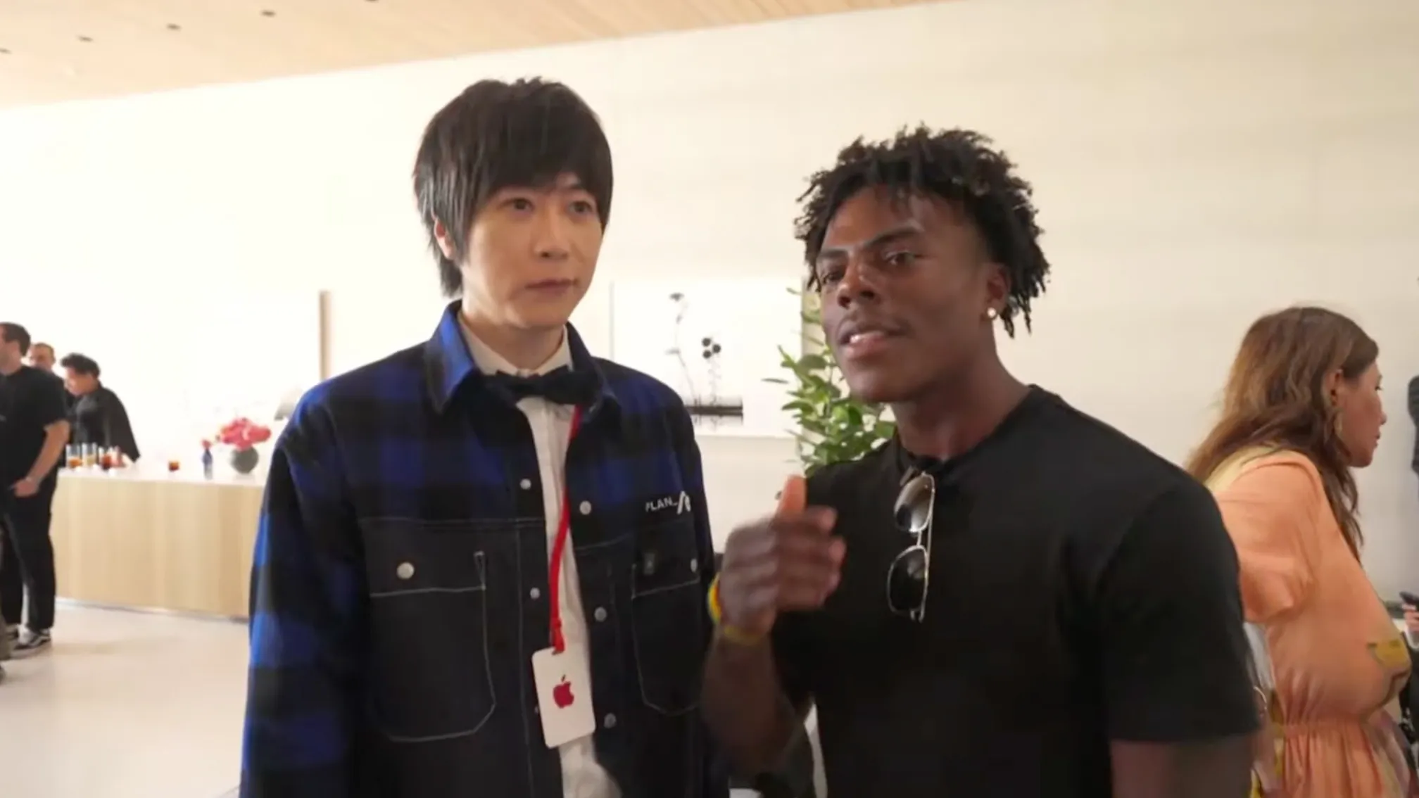 五月天阿信（左）現身Apple發表會，意外與「甲亢哥」IShowSpeed（右）同框，兩人從最喜歡的新iPhone聊起，阿信最後更邀對方來看演唱會，甲亢哥得知他會唱歌後爽快答應。（圖／翻攝自IShowSpeed YouTube）