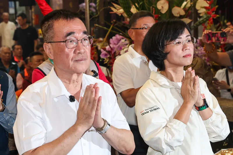 李四川氏と蘇巧慧氏が新莊地蔵庵の行事で共に手を合わせる様子