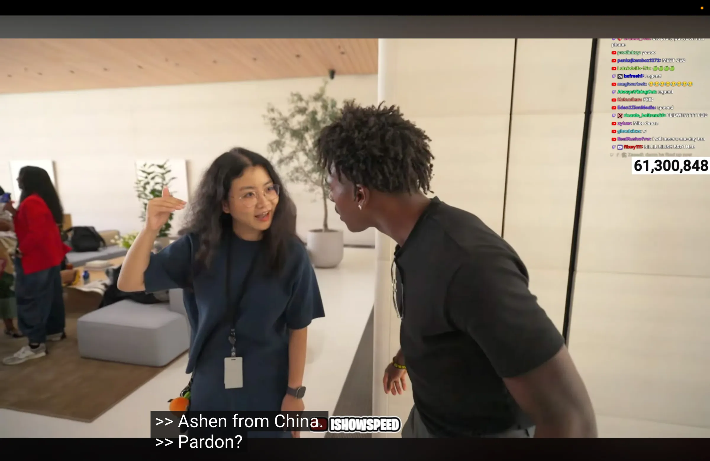 現場疑似蘋果員工的亞裔女子以「From China」介紹阿信。（圖／翻攝自iShowSpeed YouTube）