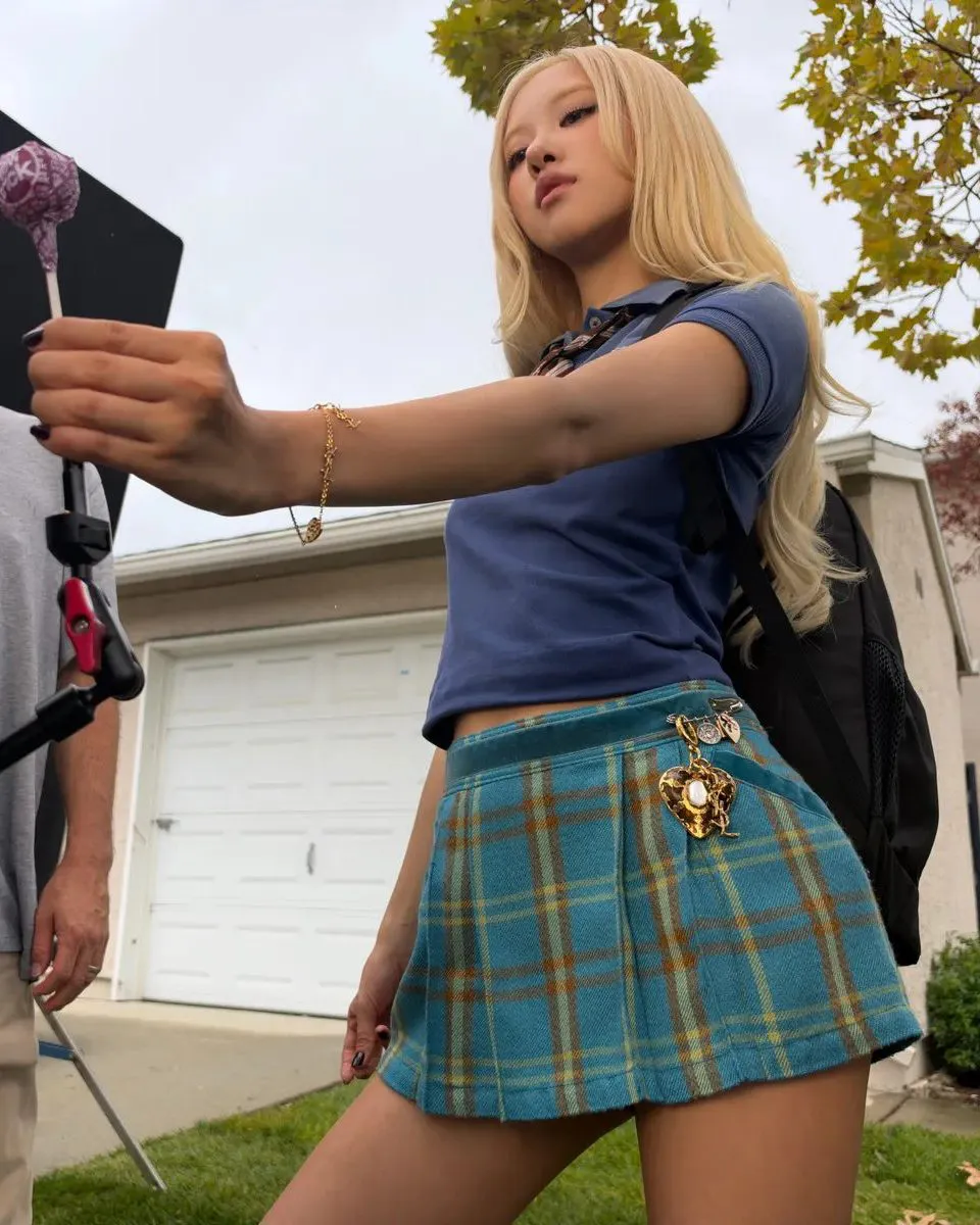 Rosé搶先拿iPhone 18 Pro拍攝新歌〈New Trick〉MV。（圖／翻攝自Rosé IG@roses_are_rosie）