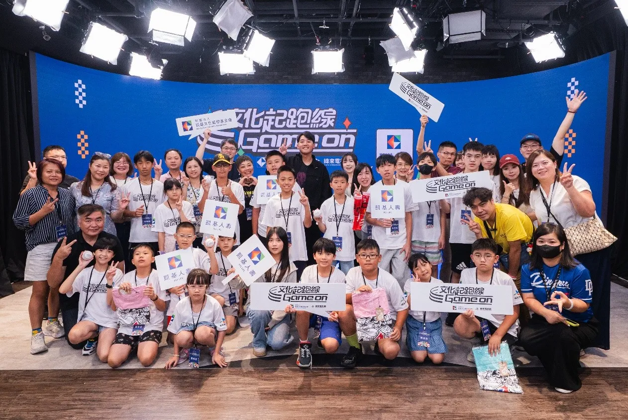凱基人壽「小小主播體驗營」帶領學童體驗體育賽事直播工作，並邀請味全龍球員拿莫·伊漾近距離互動交流，培育下一代。
