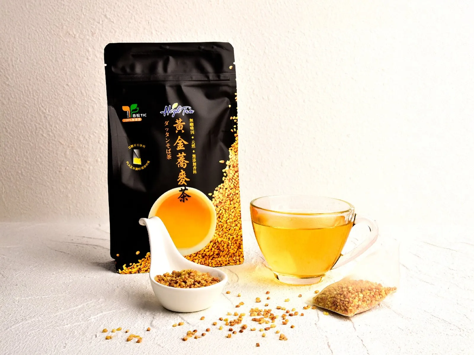 High Tea人氣銷售冠軍『黃金蕎麥茶』選用台灣在地苦蕎，以獨家膨發技術釋放穀物香氣，再經慢火焙炒，呈現淡雅金黃茶色、溫潤甘甜與微微焦香；無咖啡因。(圖_High Tea 提供)
