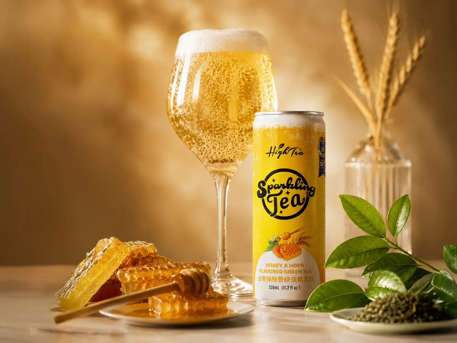 High Tea「金麥蜂釀香綠茶氣泡飲」（75元／罐）以綠茶為基底，結合蜂蜜、啤酒花香氣與細緻微氣泡，無酒精也能享受輕鬆乾杯的氛圍，並曾獲2025 ITI風味絕佳獎。(圖_High Tea 提供)