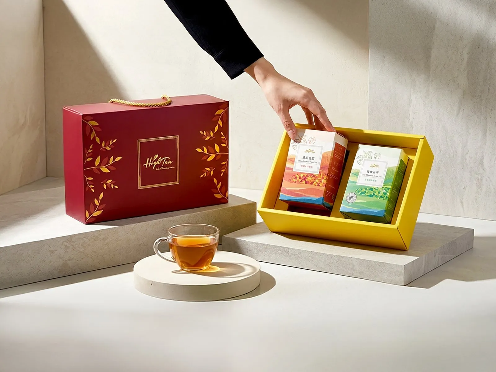 中秋節High Tea「高山莊園茶禮盒」集結兩款高山特色茶品：「雲嶺高山綠茶」及「春摘大吉嶺茶」，兩款高山茶各具特色風土與細膩茶韻，為中秋送禮增添一份質感品味。新光三越站前店開幕限定。(圖_High Tea 提供)