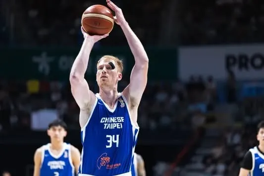 高柏鎧雖然比賽末段犯滿離場，全場仍貢獻7分9籃板，為中華隊鞏固禁區防線。（圖／取自FB@中華民國籃球協會 - CTBA）