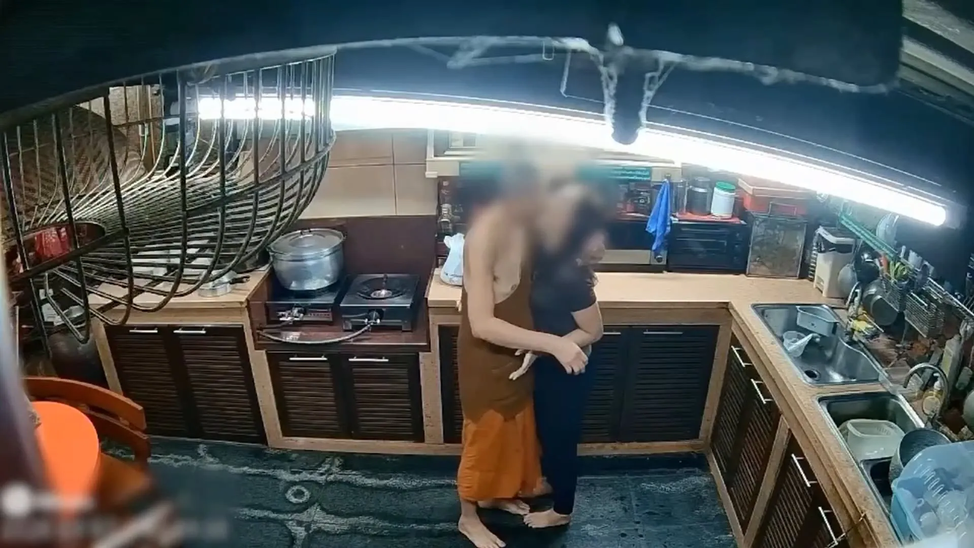 泰國大城知名佛寺住持，被查獲挪用大量寺產，還與女性共犯發生性關係破戒。（翻攝自X影片）