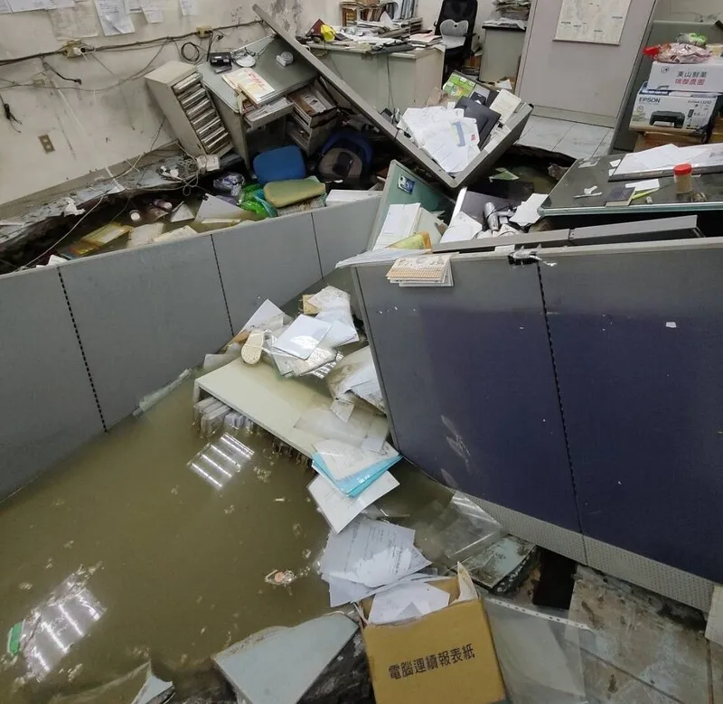 北市民宅1樓辦公室突坍塌進水 台北市中山區民權東路二段巷弄內10日發生一棟2層樓建物的1樓辦公室地板坍塌，所幸未傳人員傷亡。北市建管處初查認為是一旁工地基礎開挖與擋土作業時，疑因地下連續壁局部破損產生滲水滲砂所致。（台北市議員柳采葳辦公室提供）中央社記者劉建邦傳真115年9月10日