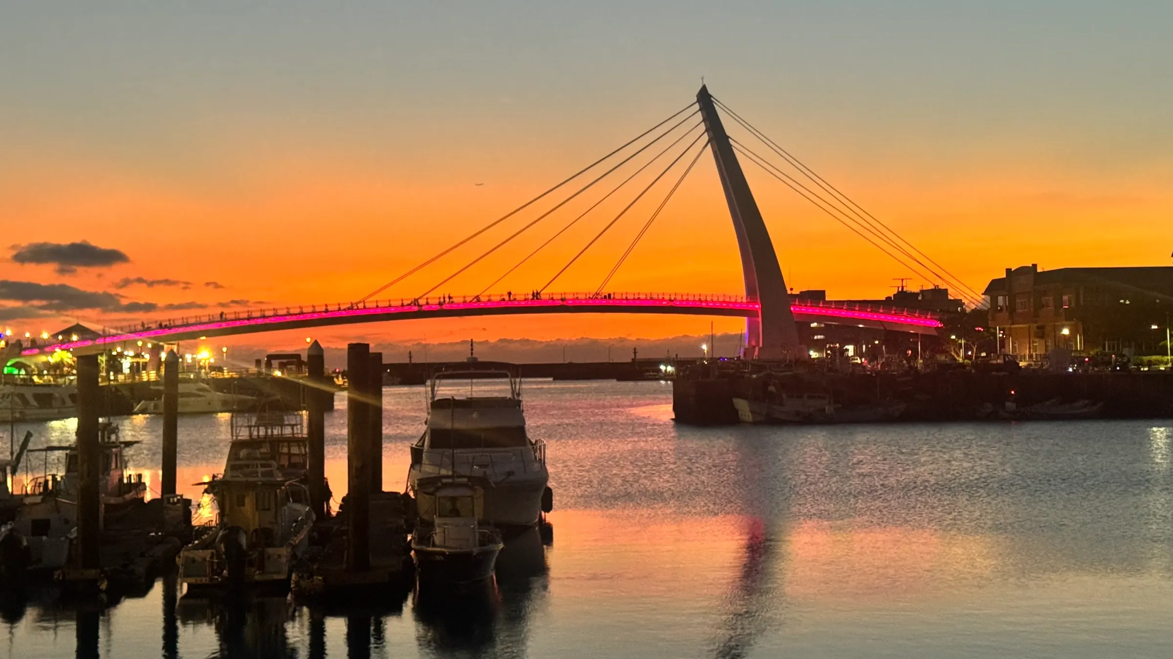 漁人碼頭情人橋坐落於淡水河出海口，搭配夕陽餘暉，相當美麗。（圖／網路溫度計提供）