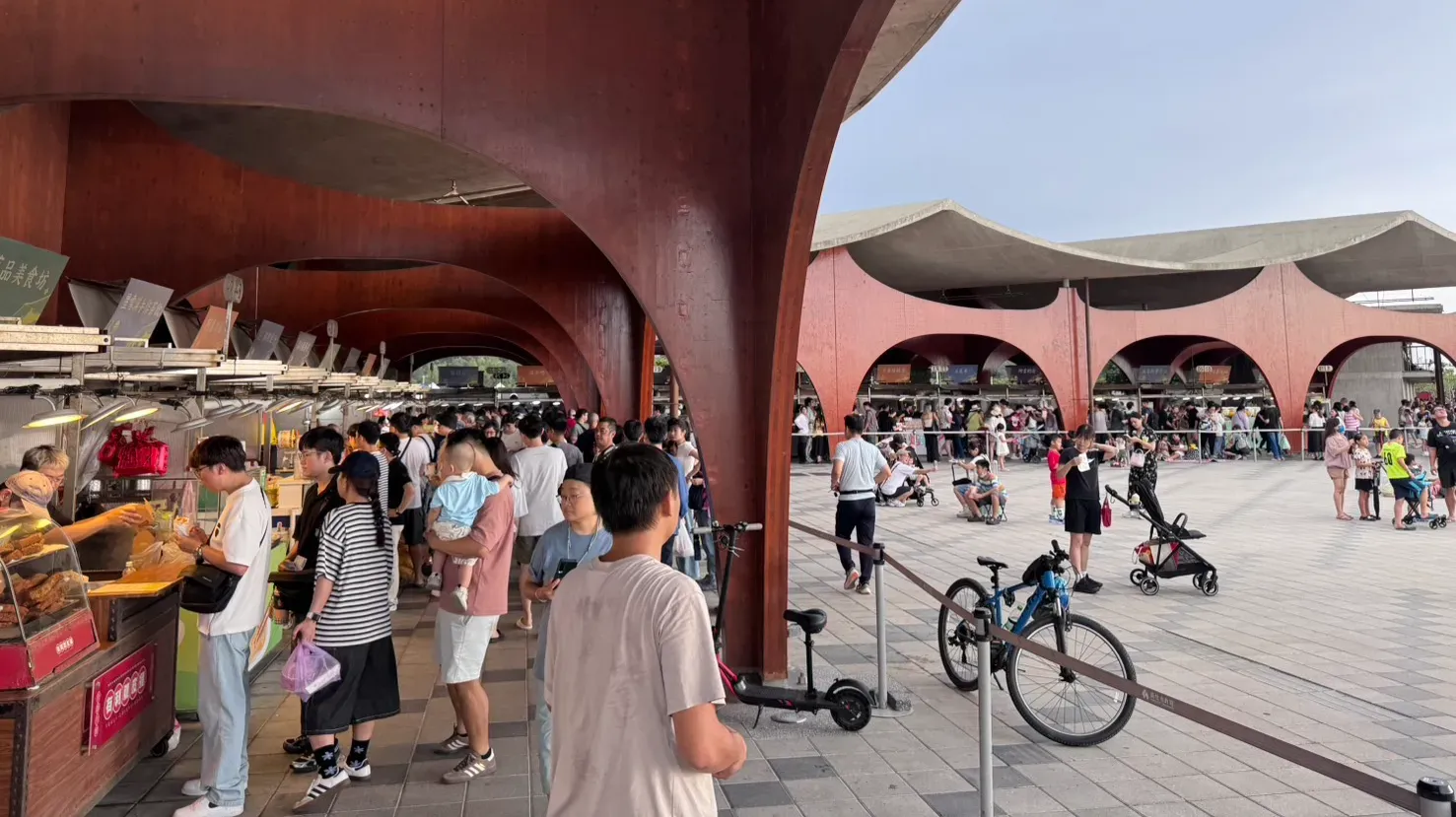 波光市集以海浪理念設計的海岸建築，在風箏節期間吸引大批人潮。（圖／新竹市政府提供）