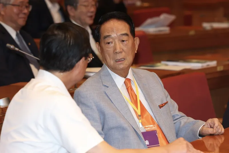 宋楚瑜出席總統直選30年研討會（1） 台北政經學院基金會11日在國家圖書館舉辦總統直選30年的回顧與前瞻研討會，親民黨主席宋楚瑜（前右）出席。中央社記者吳家昇攝115年9月11日