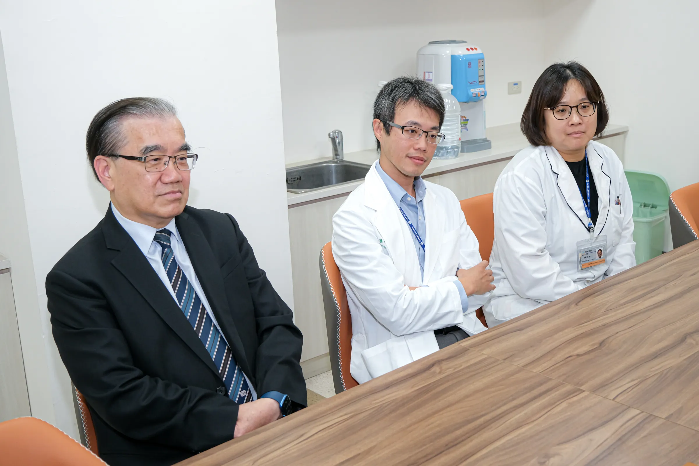 20260911-中國醫藥大學附設醫院於11日接受《風傳媒》專訪，左起為中醫大附醫檢驗醫學中心薛博仁院長、中醫大附醫急診部、人工智慧暨機器人創新中心（AIRIC）張裕鑫醫師、中醫大附醫檢驗醫學部門診檢驗組賴欣榆組長。（劉偉宏攝）