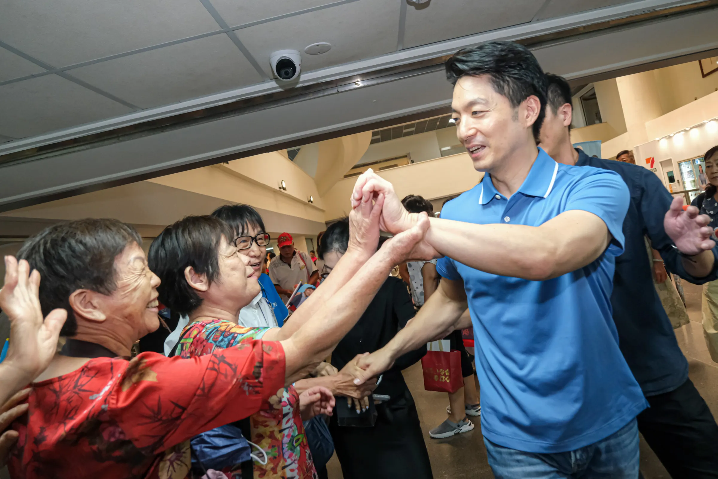 沈伯洋氏が巻き起こした「洋流」を受け、蒋万安市長（右）は余裕の選挙戦とはいかなくなり、「戦々恐々、決して油断せず、薄氷を踏む思いだ」と繰り返している（劉偉宏撮影）