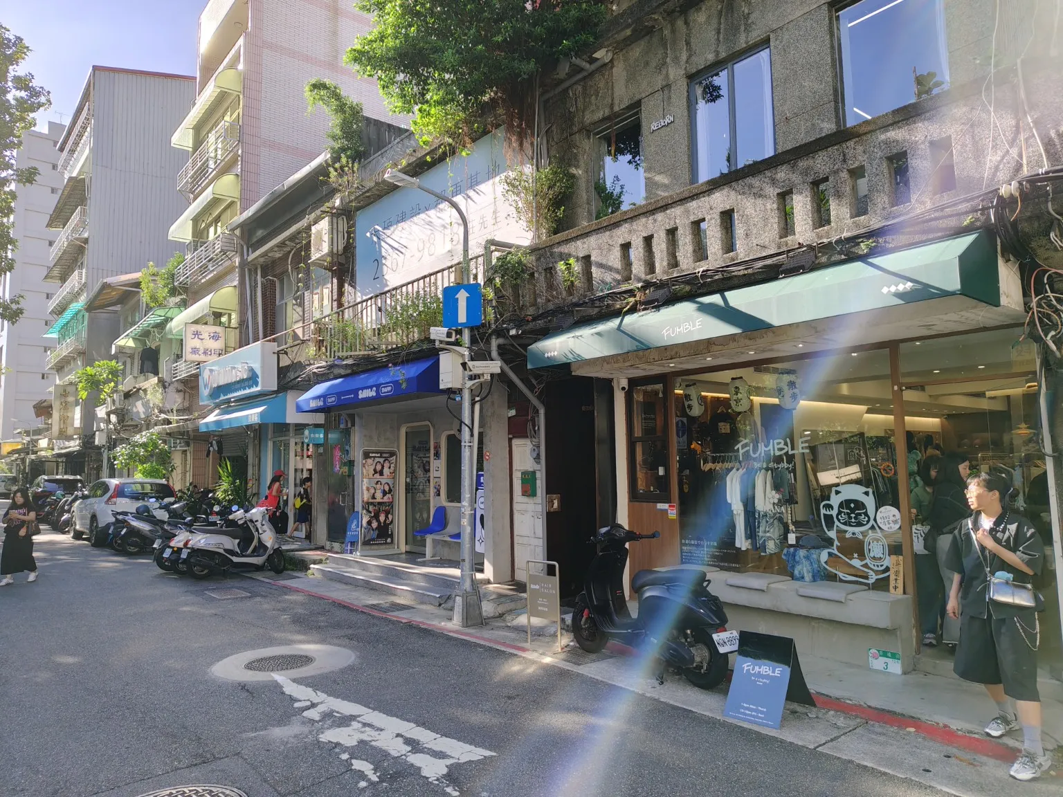 新式特色店與傳統店家並排出現在赤峰街巷弄裡，新店陸續進駐既有老屋，也一步步改變街區原本的樣貌。（圖／魏甫丞攝）