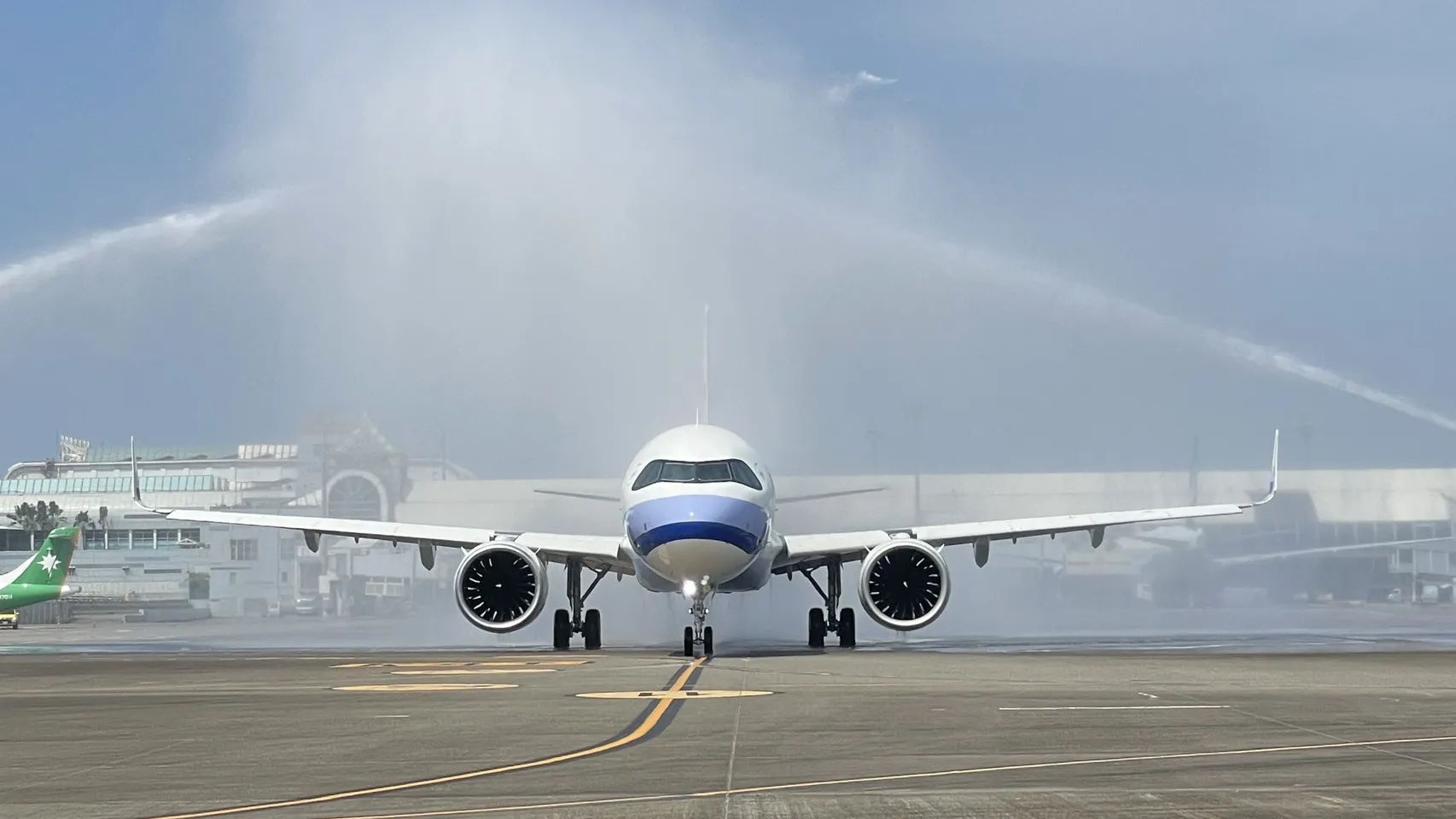 為迎接A321neo B-18135新機由高雄首航澎湖，澎湖機場特別安排象徵祝福與好運的灑水儀式。（圖/徐炳文攝）