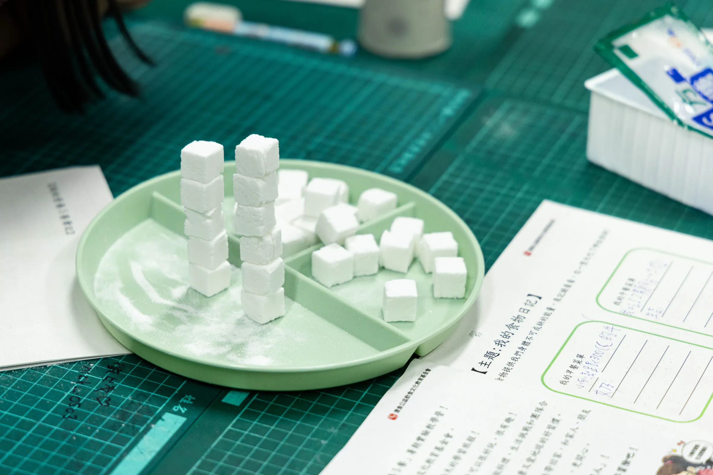 課堂上，孩子們親手秤量、堆疊不同飲品所含的糖，再對照包裝上的營養標示，發現熟悉的甜味背後，可能藏著超乎想像的糖量。攝影／吳宙棋