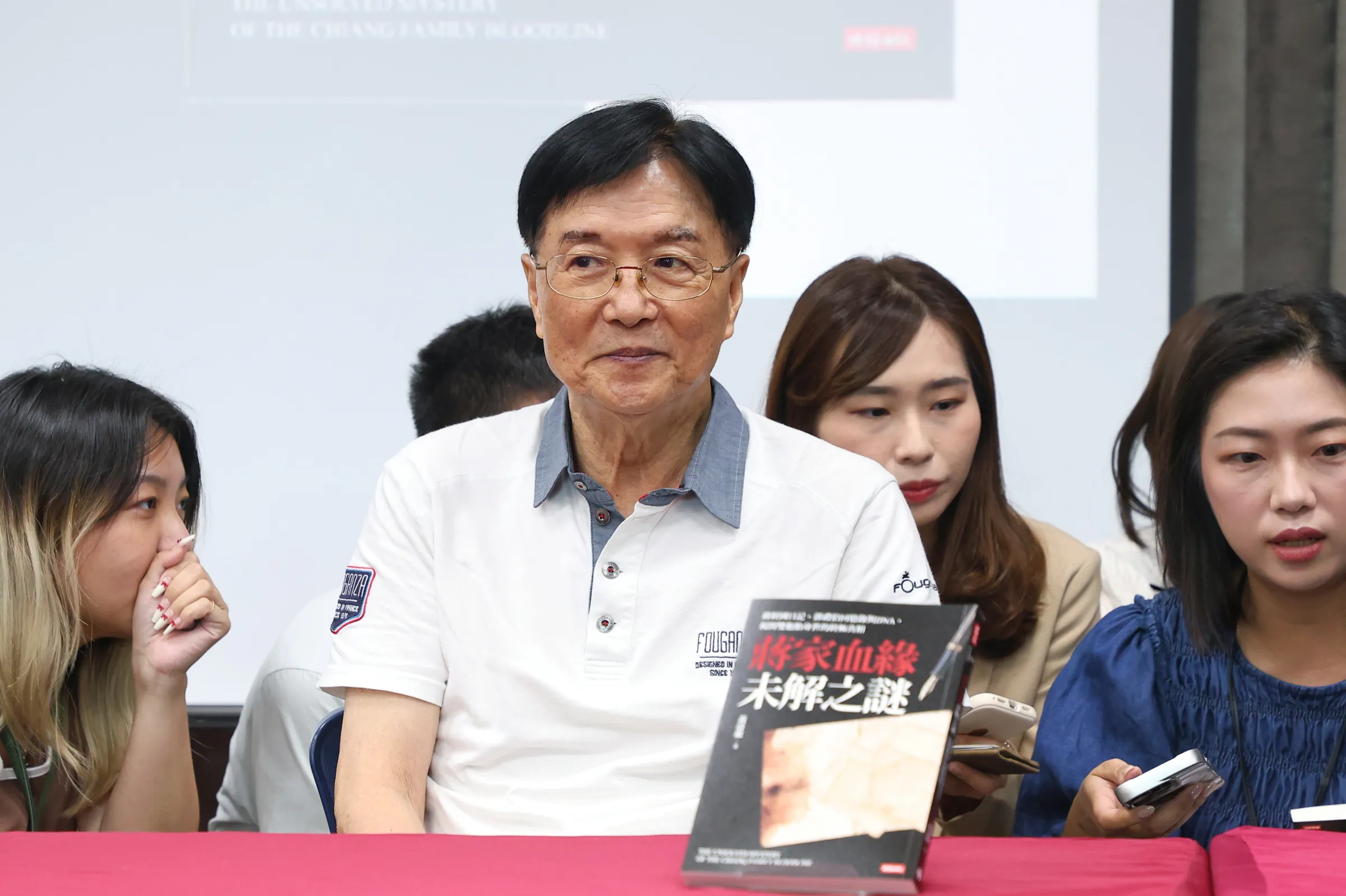 20260914-郭禮伯將軍之子郭貽熹14日出席《蔣家血緣未解之謎：蔣經國日記、郭禮伯回憶錄與DNA，揭開雙胞胎身世的的終極真相》新書發表會。（顏麟宇攝）