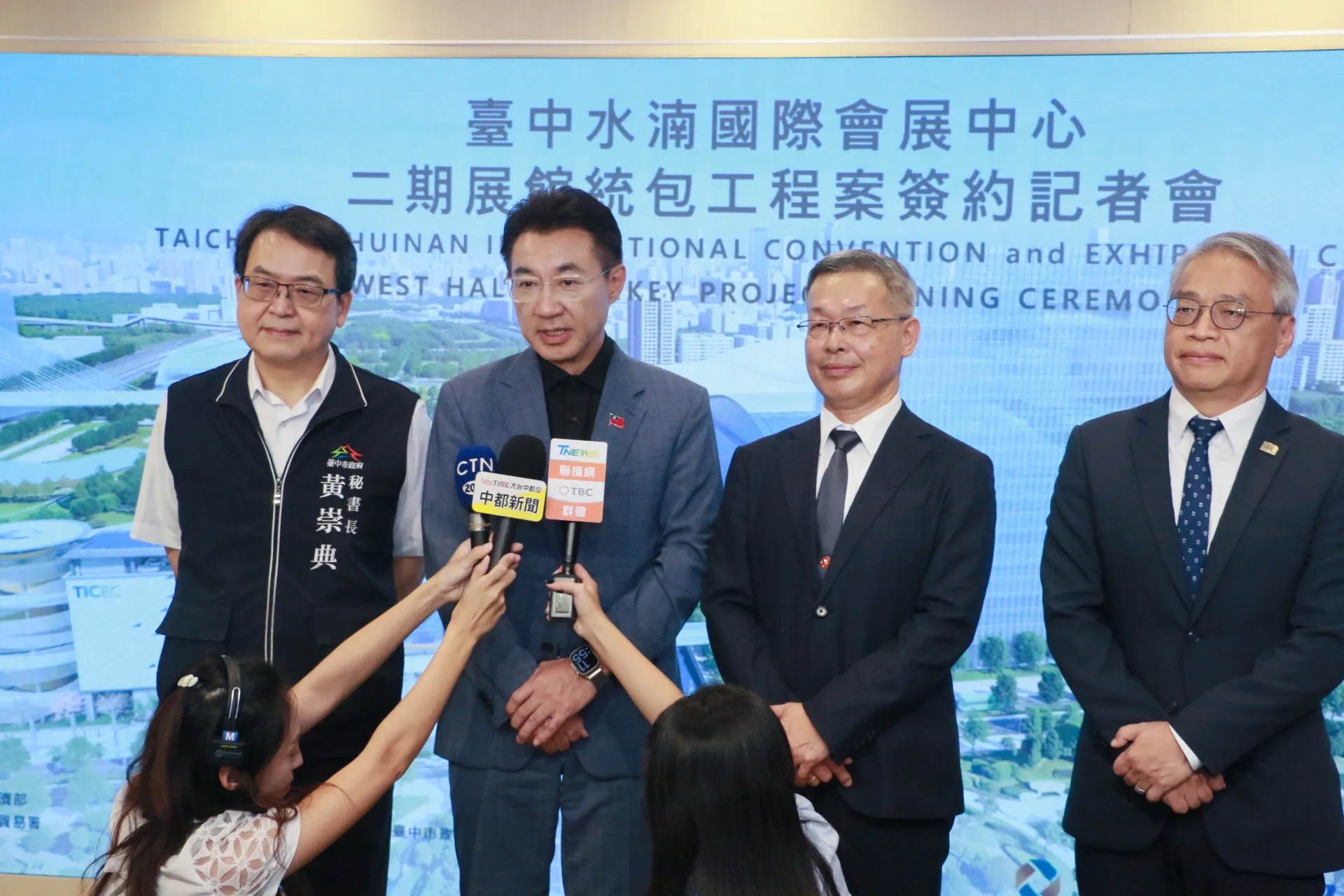 江啟臣在水湳國際會展中心二期展館統包工程案簽約記者會現場接受媒體聯訪。臺中市議會國民黨團公布的委託民調顯示，其當選看好度達51.8%。（照片／江啟臣競辦提供）