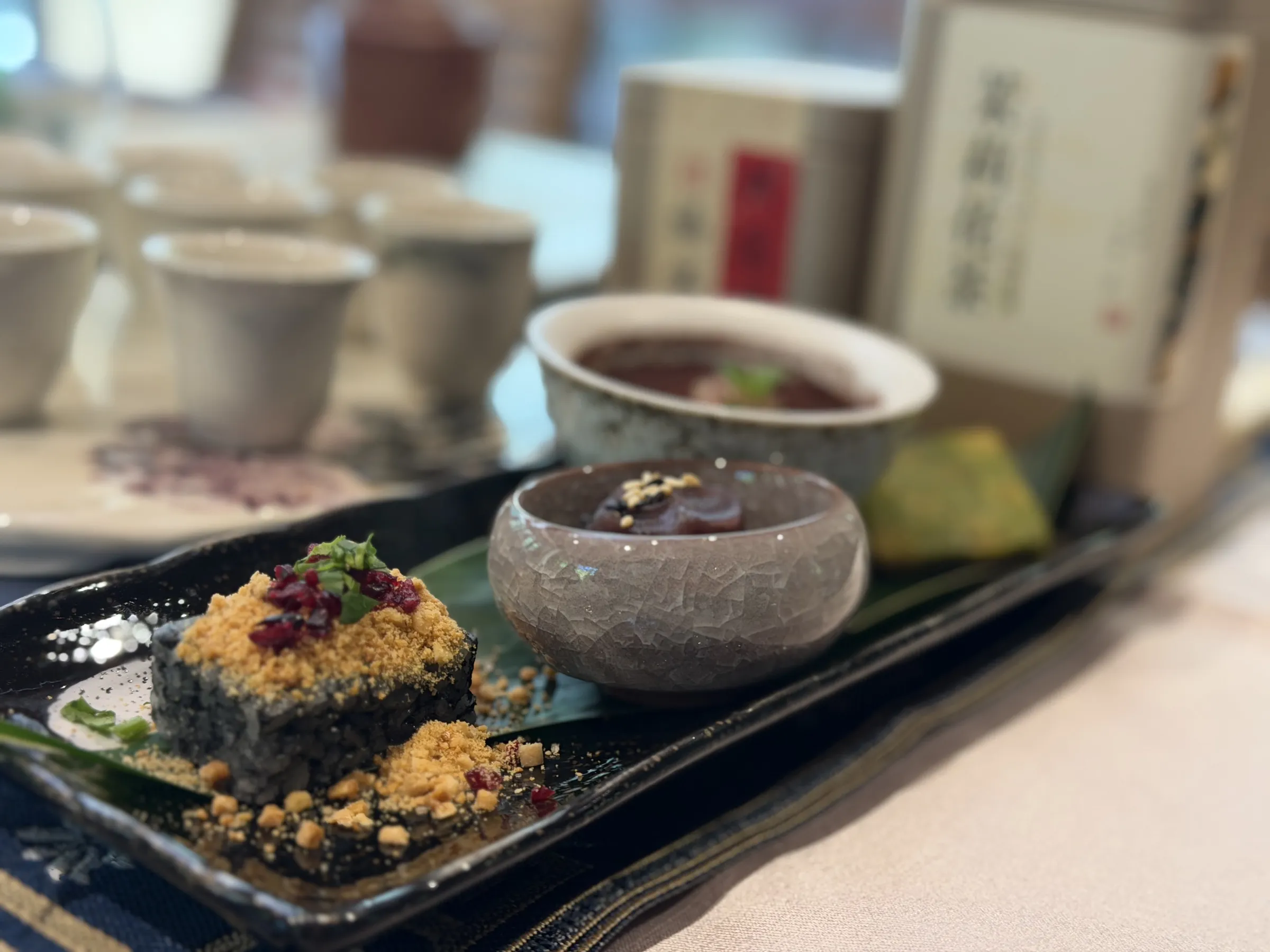 生活再苦！也別忘了留一口甜給自己。精緻點心盛放於陶碗與特色長盤，綠葉襯出餐桌上的繽紛。暫時放下待辦清單，讓自己坐下來，好好吃一份點心，也是值得珍惜的小幸福。（圖/馥蘭朵烏來提供）