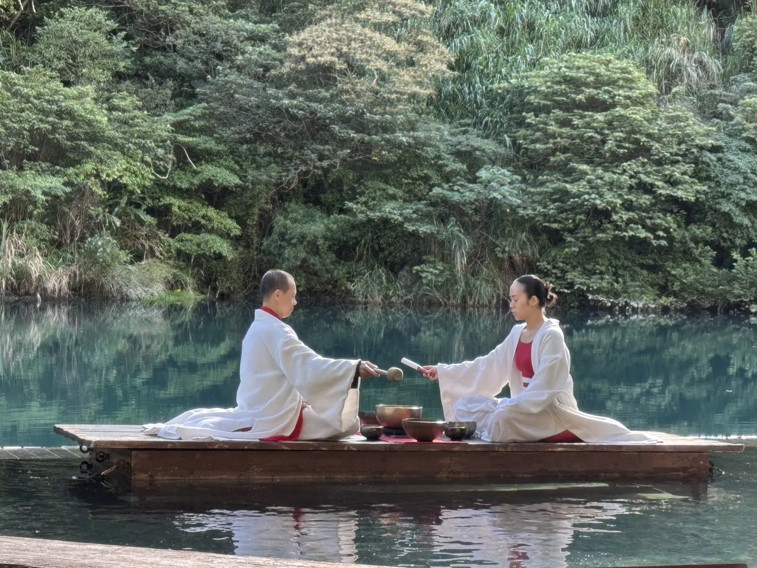 世界太吵，只想與你在山水裡靜靜相望。「棋不語」以木筏為舞台，讓兩人的聲響對話與水面倒影相伴。（圖/馥蘭朵烏來提供）