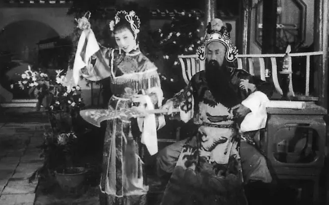 1956年《關公月下釋貂蟬》由關德興、鄧碧雲主演。（圖／取自微博）