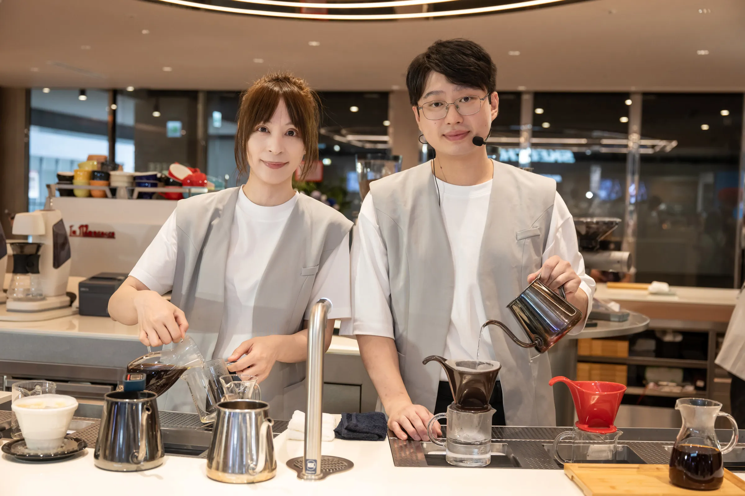 咖啡師於吧台展示沖煮與注杯，呈現咖啡製作的細節。（圖/UCC提供）