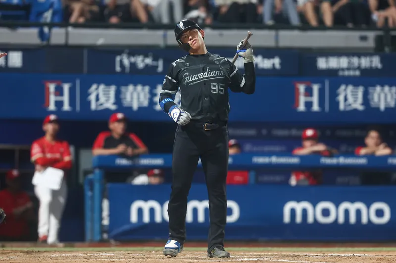 中職富邦悍將交手味全龍　戴培峰遭觸身球 中華職棒15日在新莊棒球場例行賽，由味全龍交手富邦悍將，悍將戴培峰（圖）7局遭觸身球砸中，表情痛苦。中央社記者王騰毅攝115年9月15日