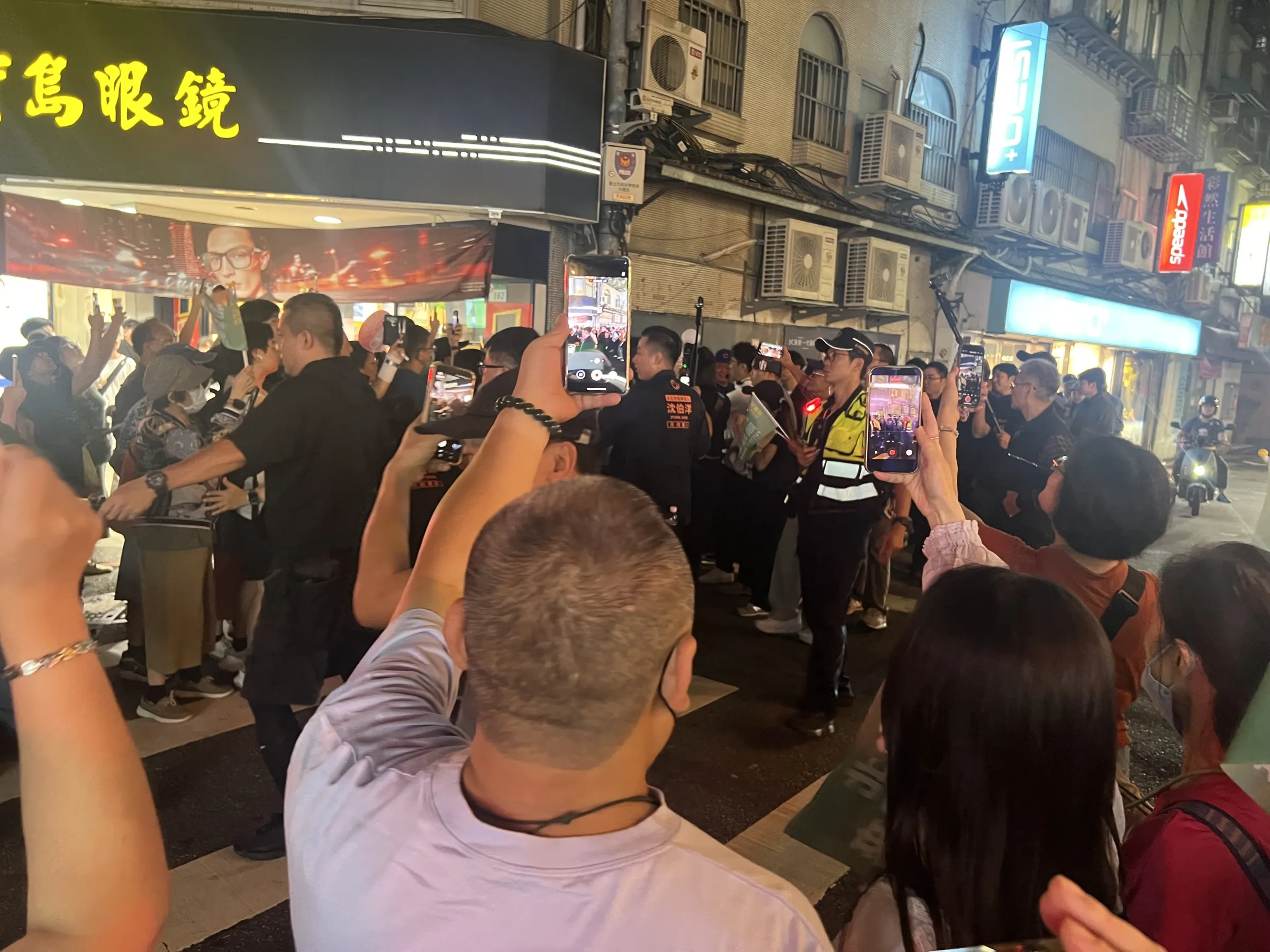 20260916-民進黨台北市長參選人沈伯洋15日晚間赴公館商圈，吸引大批支持者聚集。（風傳媒攝）