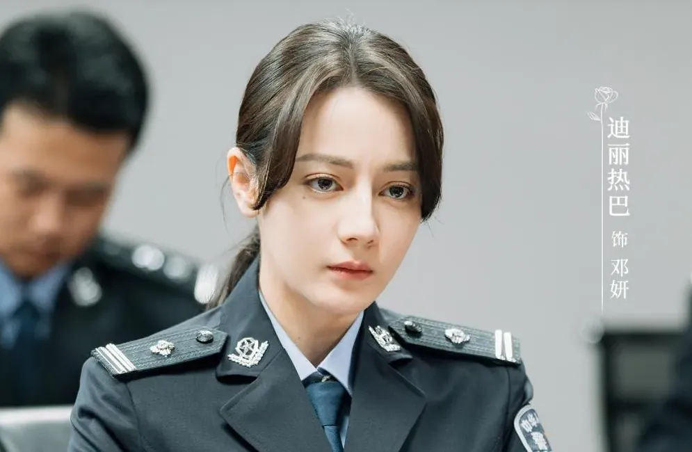 迪麗熱巴最強陸劇第5名：《利劍·玫瑰》｜豆瓣評價：6.9分｜男主角：金世佳（圖／取自微博）