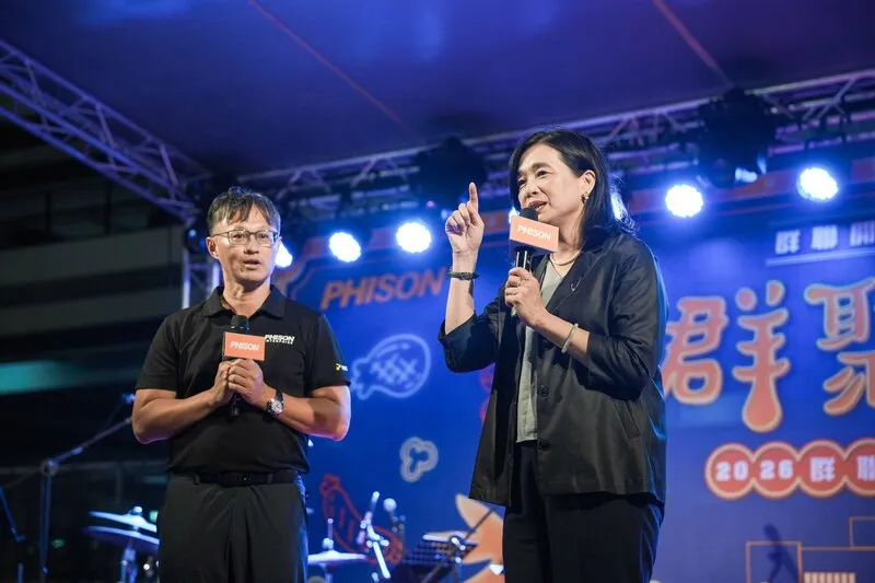 觀光署號召百工百業挺國旅 交通部觀光署長陳玉秀（右）15日出席群聯電子中秋晚會，與群聯電子執行長潘健成（左）共同啟動「百工百業挺國旅」行動。（觀光署提供）中央社記者黃巧雯傳真115年9月16日