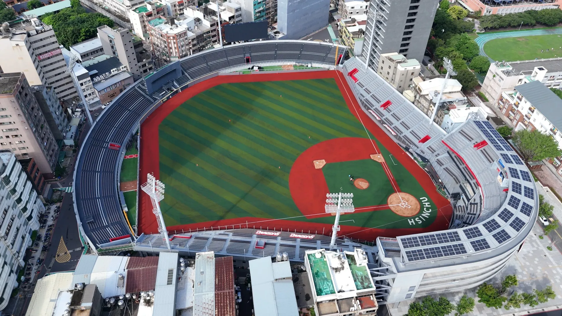 ​新竹市立棒球場改善工程歷經4年，市府今天宣布棒球場上方人工草皮工程已完工。（新竹市政府提供）