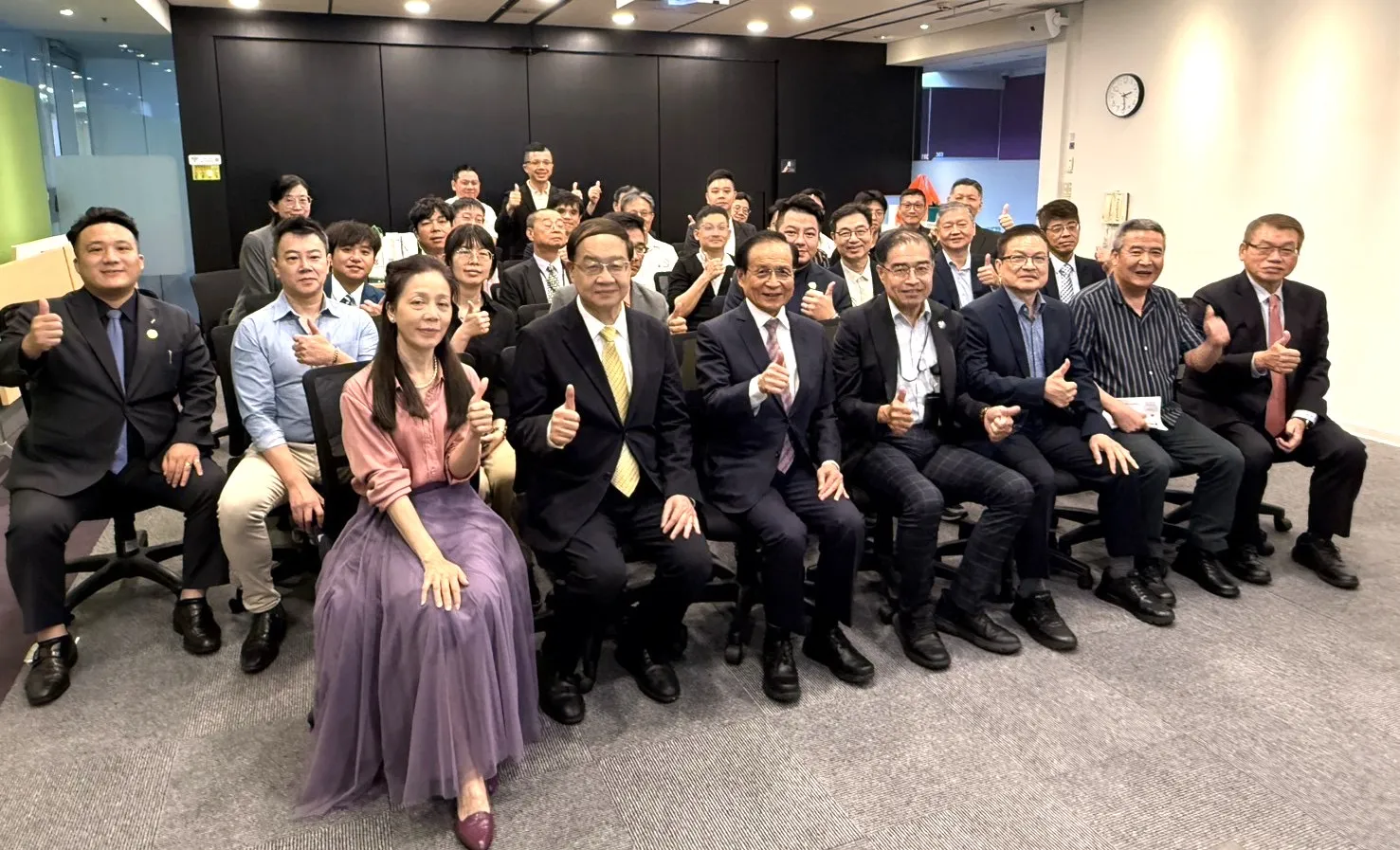 商研院與台灣數位電商創新協會簽署合作備忘錄，與會貴賓合影，共同見證雙方攜手推動AI與數位電商整合應用。（圖/台灣數位電商創新協會提供）