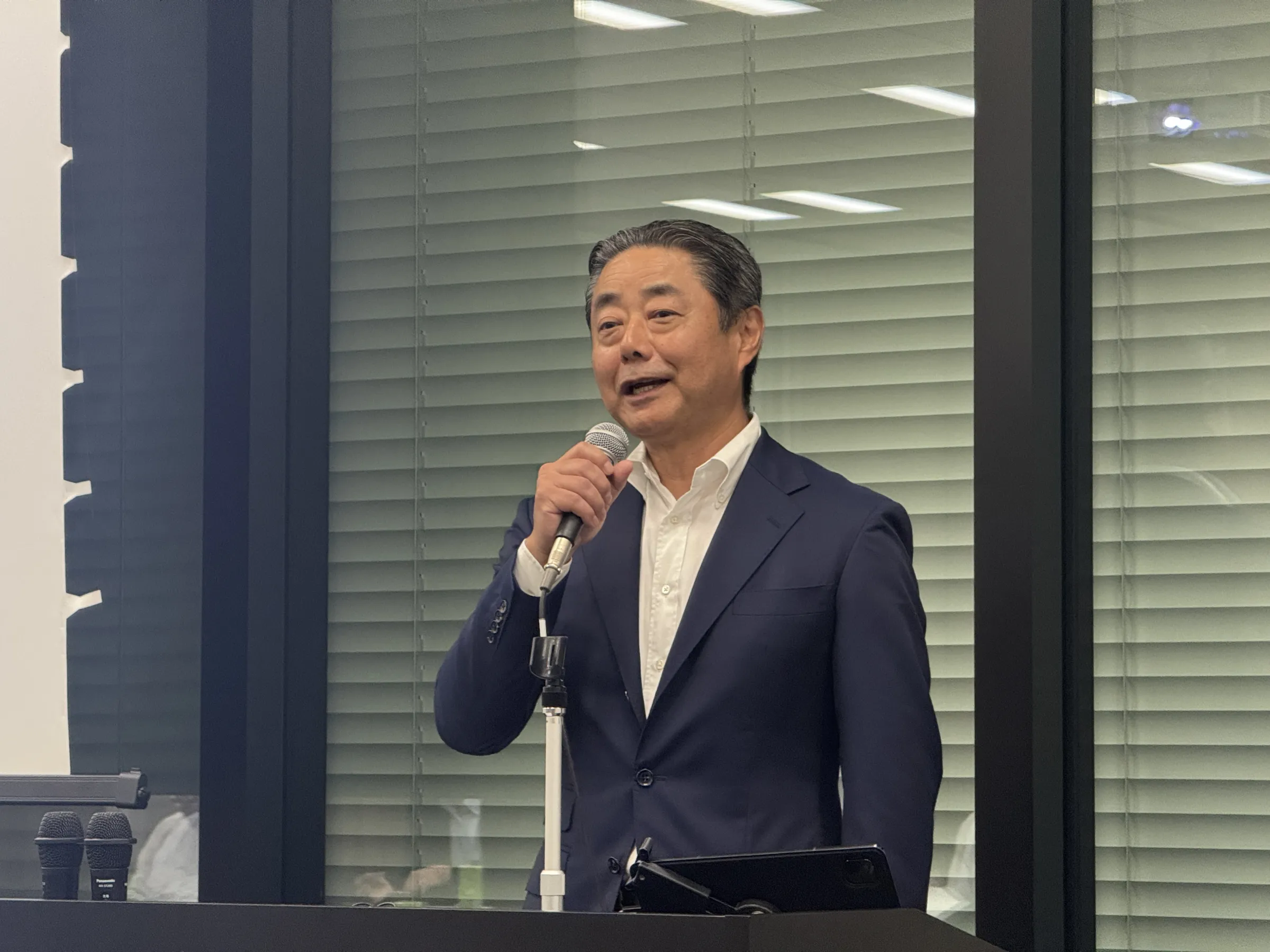三菱地所レジデンスの明嵐社長は懇談会で、建築費高騰の中、分譲・非分譲の利益比率1対1の実現とサステナビリティ推進を通じた事業成長戦略を説明した。黃信維