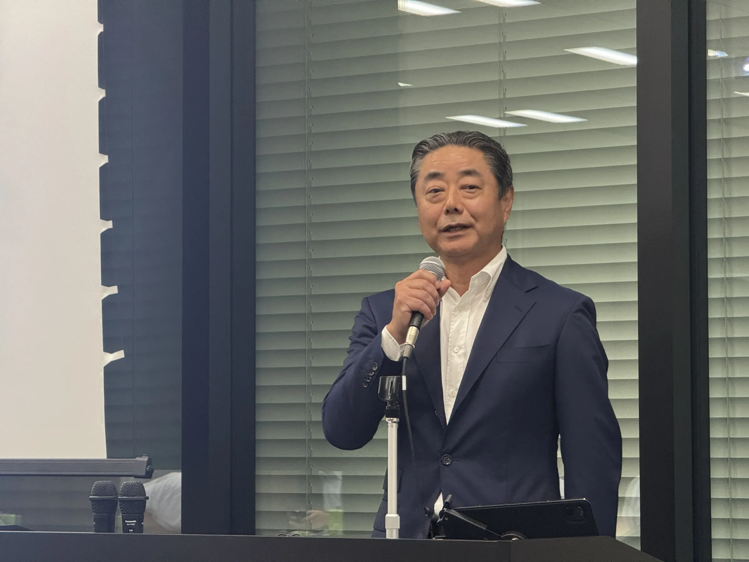 三菱地所レジデンスの明嵐社長は懇談会で、建築費高騰の中、分譲・非分譲の利益比率1対1の実現とサステナビリティ推進を通じた事業成長戦略を説明した。黃信維