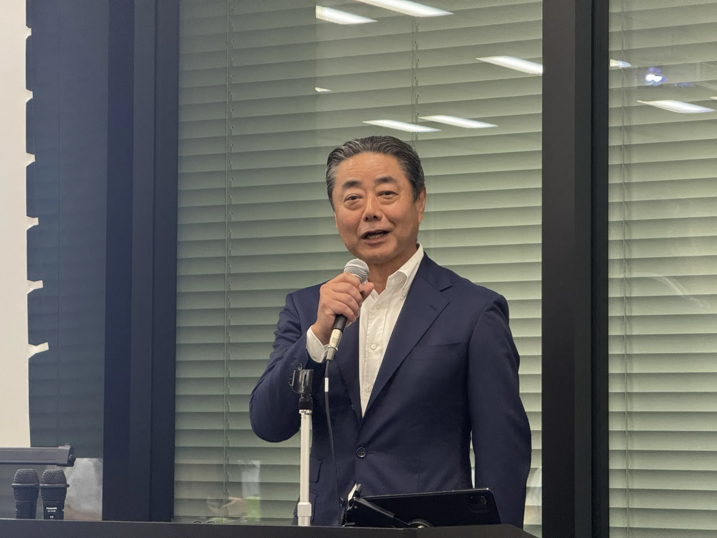 三菱地所レジデンスの明嵐社長は懇談会で、建築費高騰の中、分譲・非分譲の利益比率1対1の実現とサステナビリティ推進を通じた事業成長戦略を説明した。黃信維