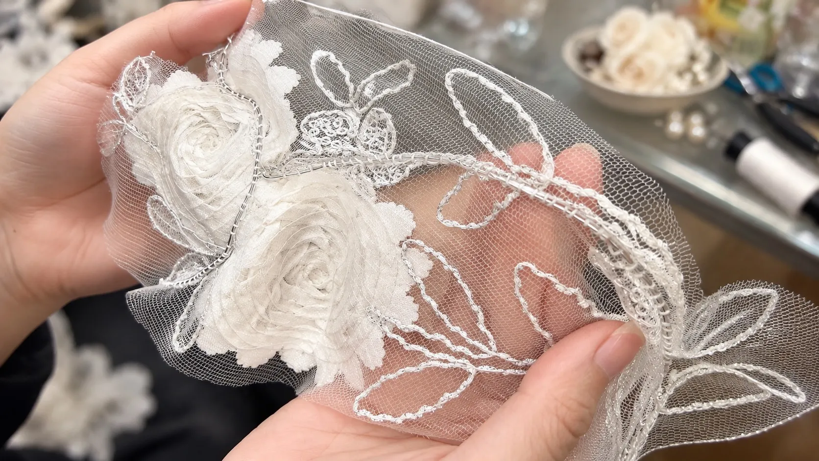 參與者於活動現場運用花材、蕾絲與線材進行組合與塑形，在實作過程中反覆調整構想與造型結構。 (照片提供｜鄭紫涵/Regina Aroma & Art Living)
