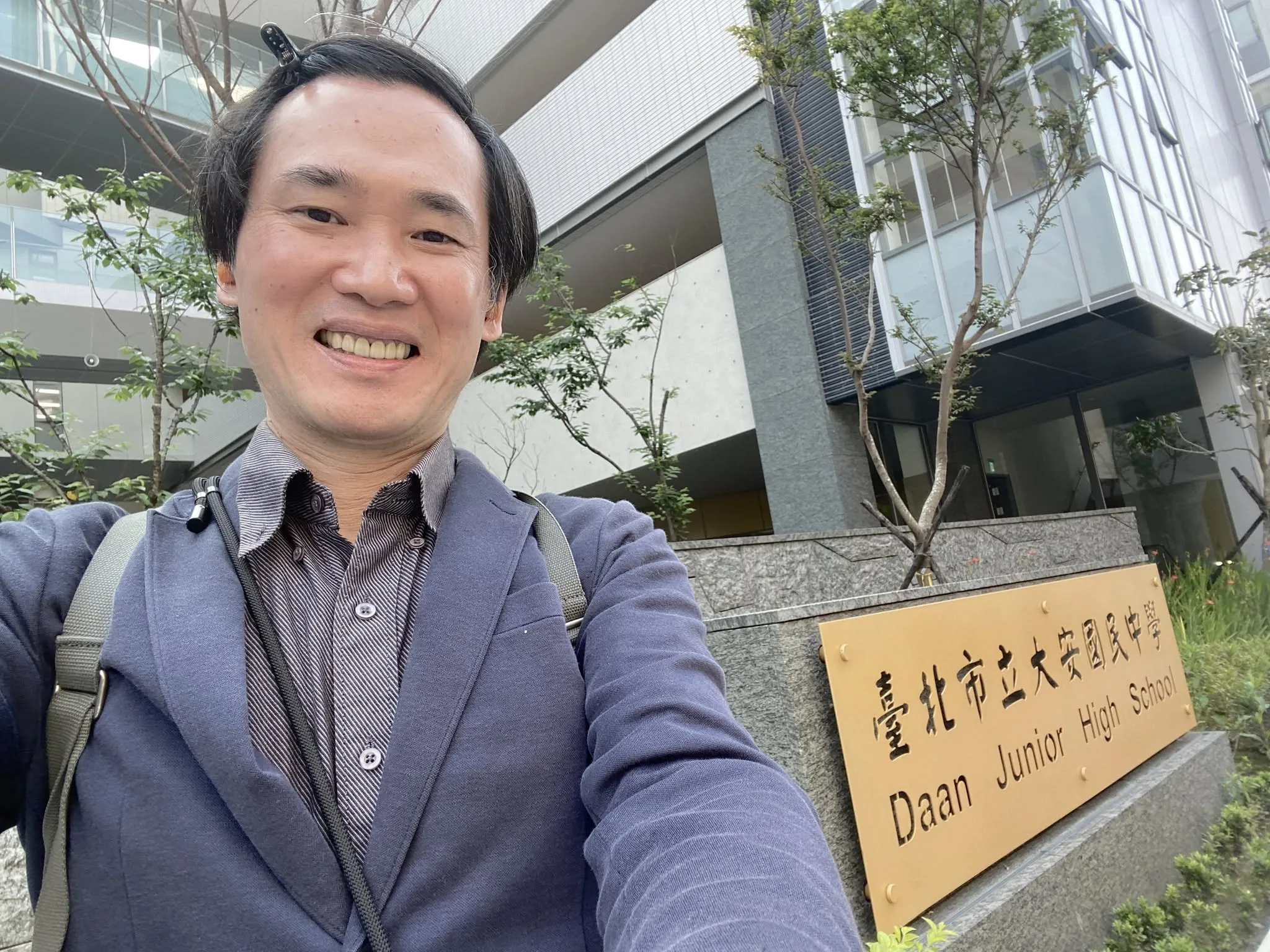 應蔚民從工程師、房仲一路轉往法律相關工作，更把代表作〈轉吧！七彩霓虹燈〉改編自嘲成「鑽吧！小六法全書」。（圖／翻攝自應蔚民臉書）