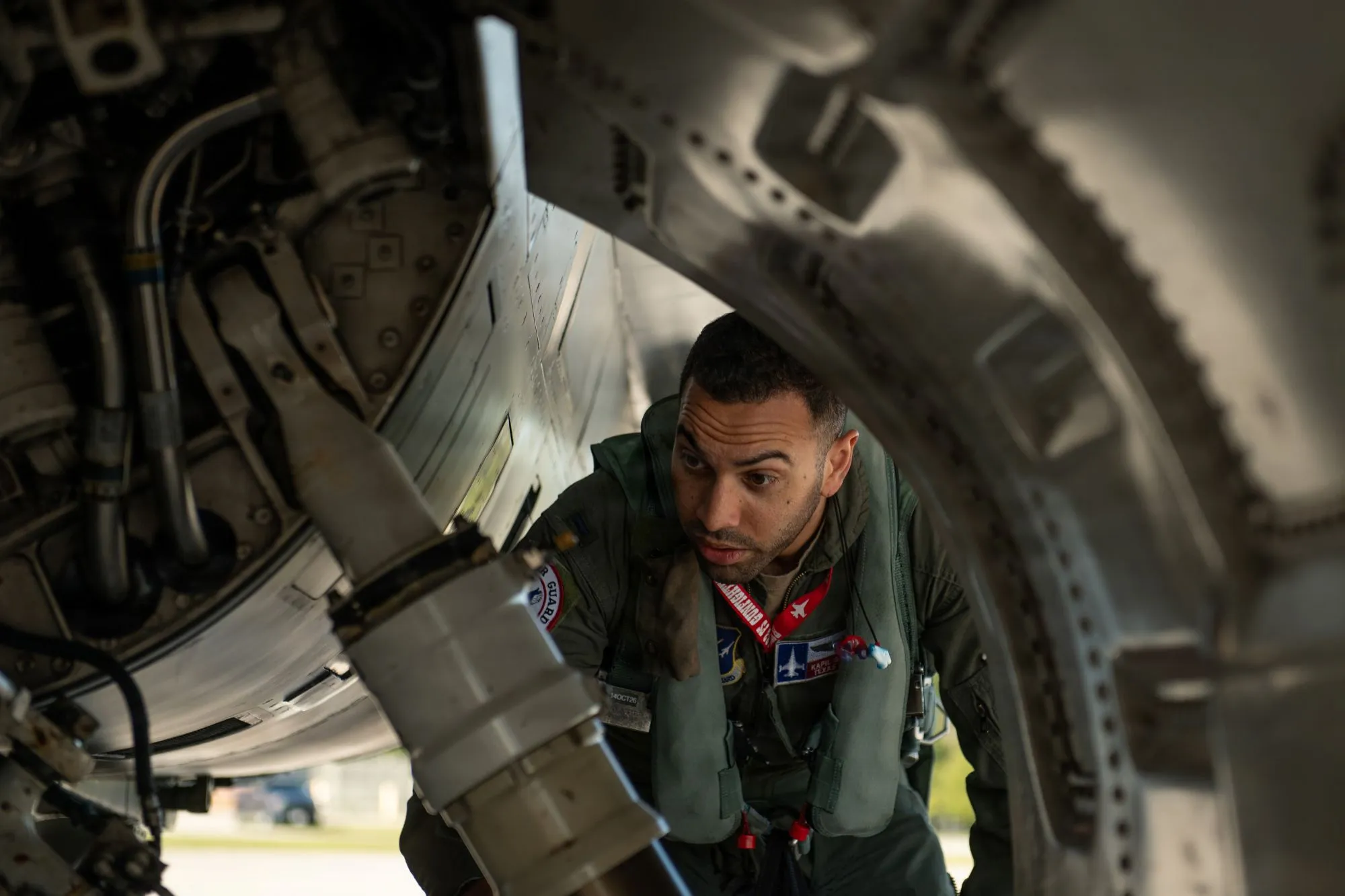 美軍現役F-16戰機飛行員在執行任務前進行機械系統檢查。（取自DVIDS系統）