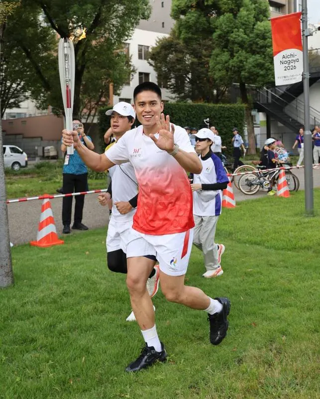 台灣男籃隊長陳盈駿擔任亞運聖火火炬手 2026第20屆亞洲運動會19日將在日本名古屋舉行開幕典禮，台灣男籃好手陳盈駿（前中）17日受邀擔任亞運聖火傳遞火炬手，這也是他生涯首次體驗，直言感覺非常新鮮。（運動部提供）中央社115年9月17日