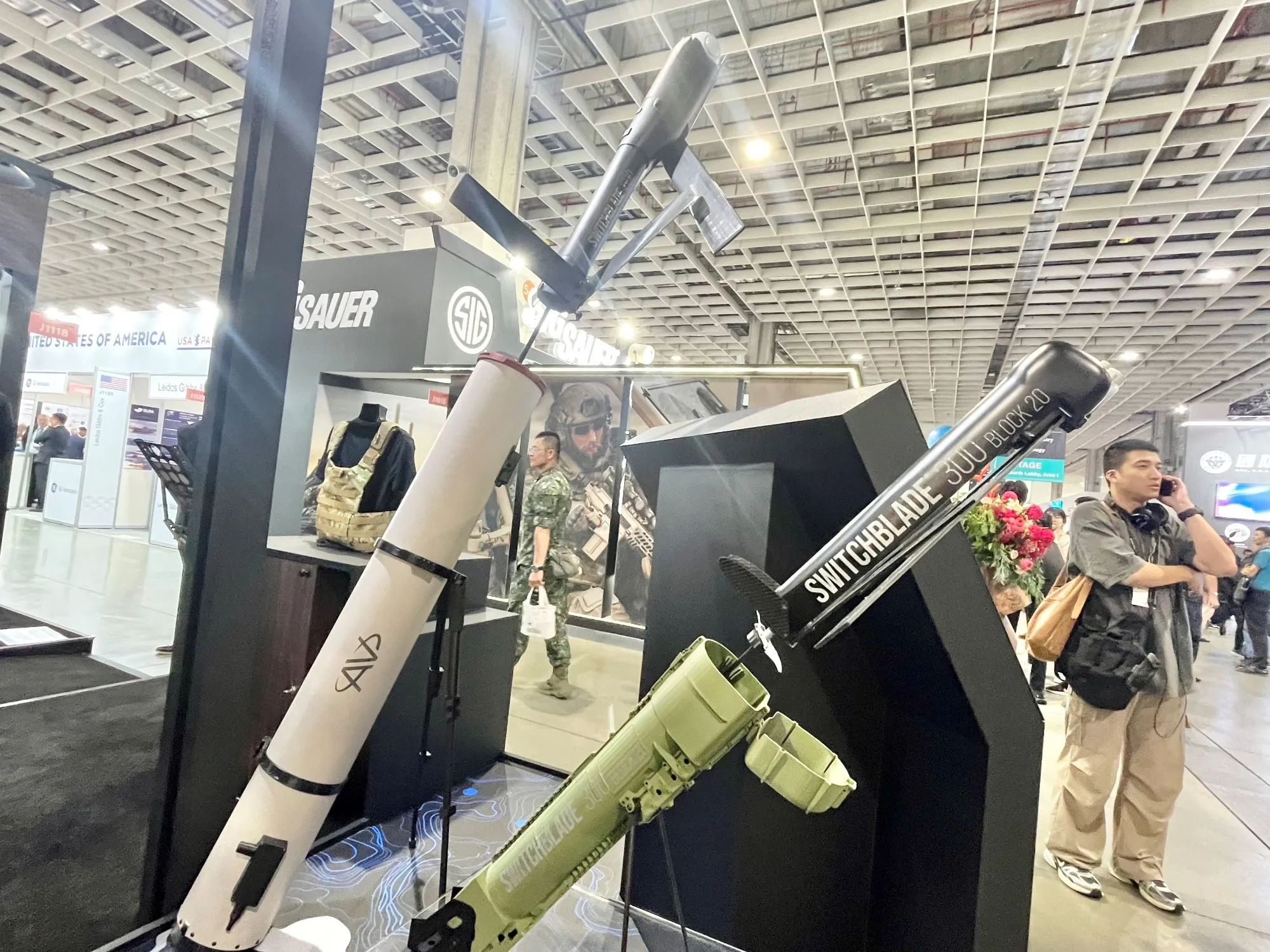 「2025年台北国際航空宇宙・防衛産業展」で展示された米エアロバイロメント（AeroVironment）の自爆型ドローン「スイッチブレード」。（劉煥彦撮影）