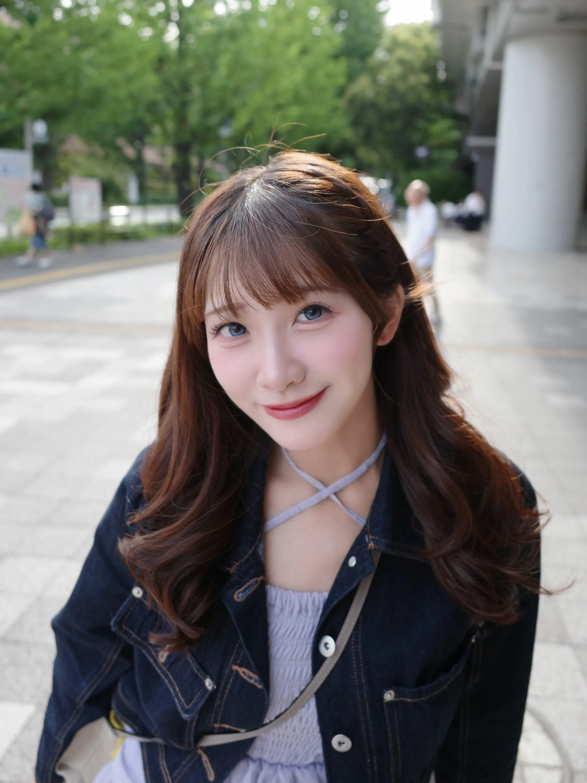 PS女孩冼迪琦17日在台北大巨蛋應援期間，遭張士綸擊出的界外球突襲，當場痛苦離開應援舞台。（圖／翻攝自冼迪琦臉書）
