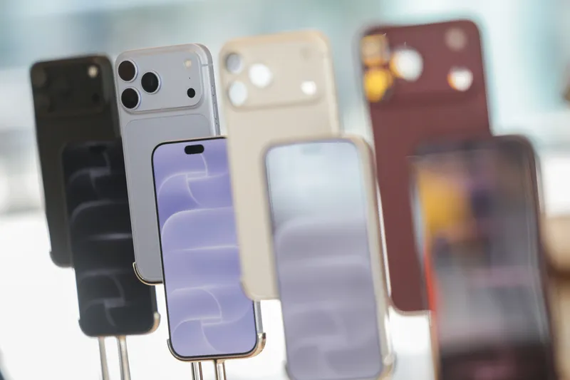 iPhone 18 Pro新機開賣（1） 蘋果iPhone 18系列新手機19日開賣，Pro系列新機搭載台積電2奈米製程A20 Pro晶片，配備iPhone歷來最先進的Pro相機系統，全新4800萬像素融合主相機首度加入可變光圈，電池續航力與效能也大幅躍升，並提供黑色、銀色、冰川藍色及勃根地紅色4款色彩。中央社記者裴禛攝115年9月18日