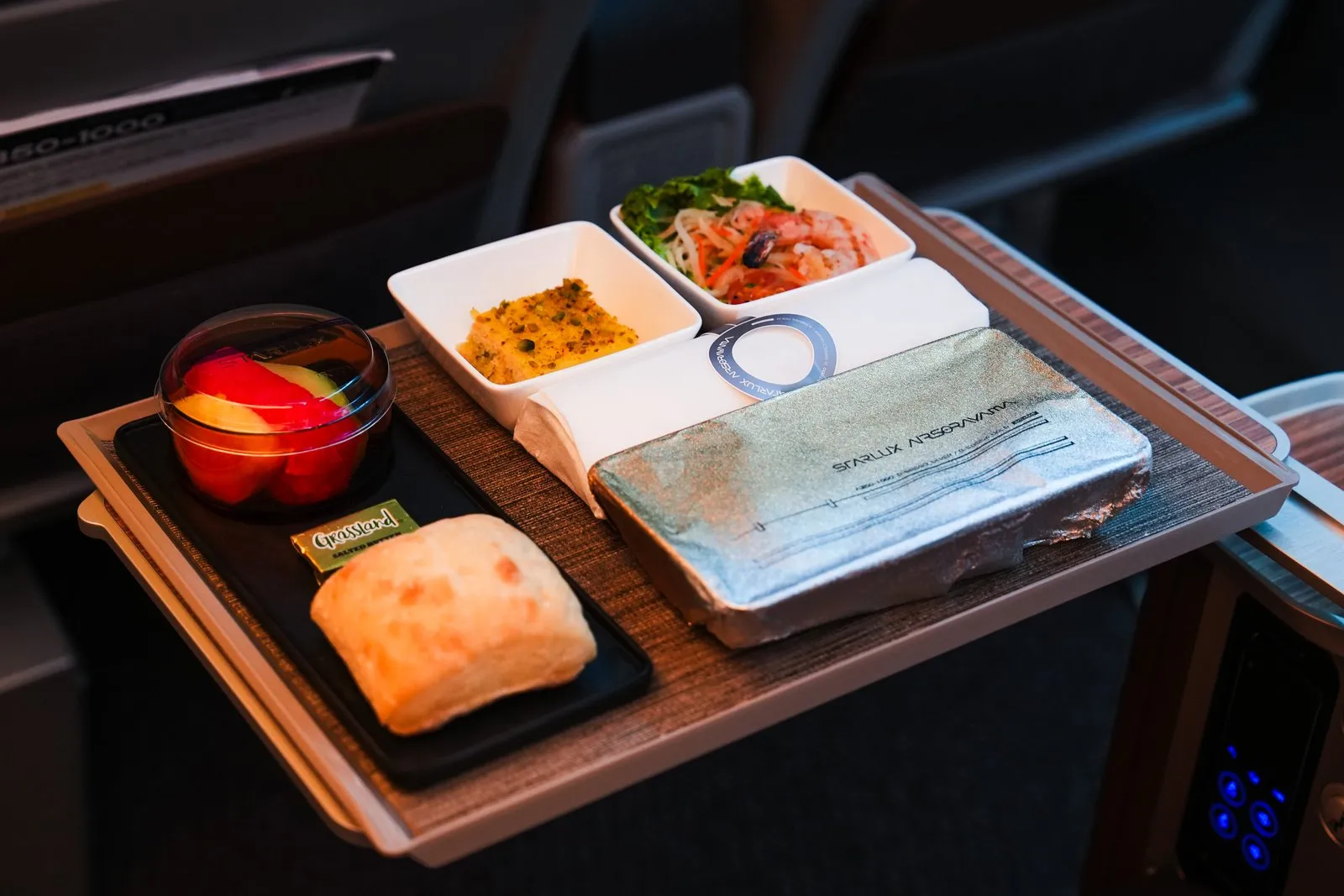 熱餐鋁箔紙呈現AIRSORAYAMA金屬質感。(圖片提供：星宇航空)