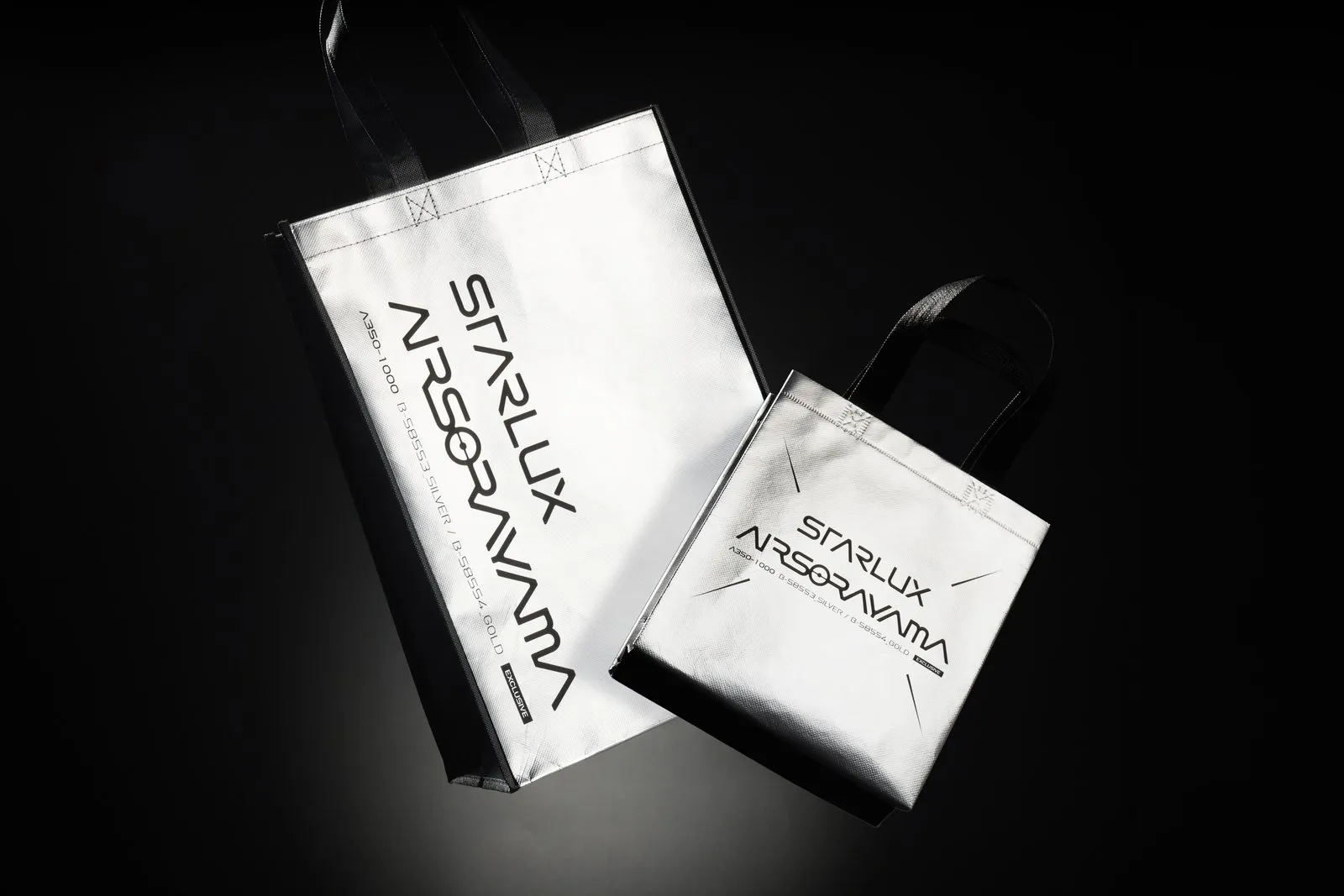 AIRSORAYAMA 免稅品購物袋以銀為底，展現簡約俐落的前衛設計。(圖片提供：星宇航空)