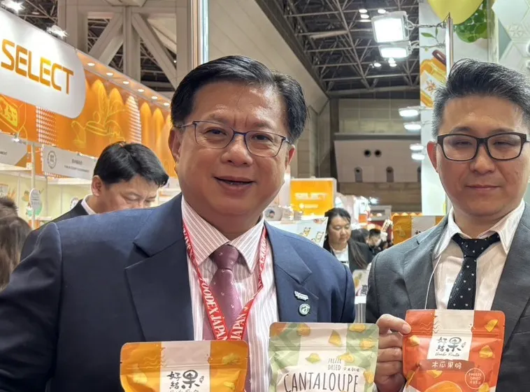 農業部次長黃昭欽表示，馬太鞍溪潰堤之後，當地農田已無法透過引水方式灌溉，必須透過輔導轉作方式，逐步推動災區復耕。（高市農業局提供）